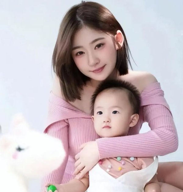 东方财通 黄一鸣再次炮轰王思聪，直言没要到一分抚养费，女儿已经上户口